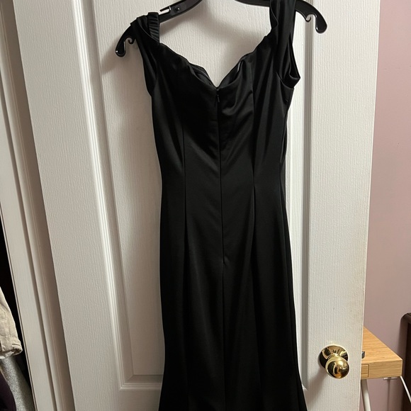 A gown - Picture 2 of 3